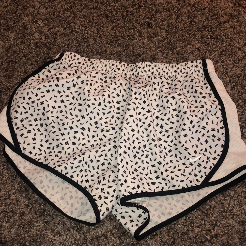 KIDS MEDIUM NIKE SHORTS